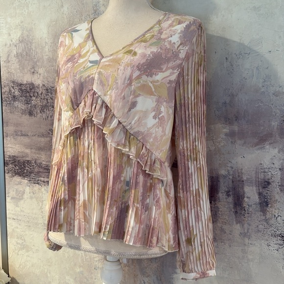 DR2 Floral Pleated V-Neck Women's Top size small - Picture 2 of 5